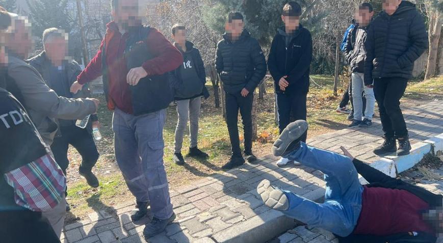 Akılalmaz olay! Öğrencilerin şakası velilerin kavgasıyla bitti