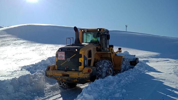Hakkari’de kardan kapanan 18 yerleşim yerinin yolu açıldı