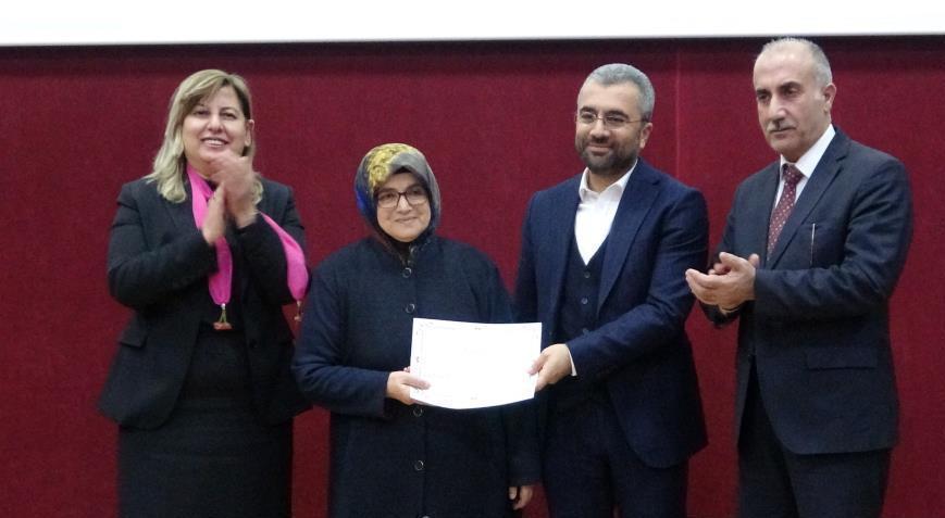 72 yaşındaki kadın okur-yazarlık sertifikasını oğlunun elinden aldı