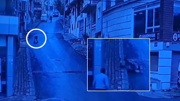 İzmir’de korku dolu anlar! Bebek arabası yokuş aşağı böyle kaydı