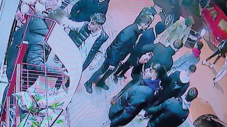 Bursa’da silahlı gruptan kaçıp markete sığındılar! Dükkan sahibi sayesinde kurtuldular