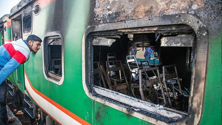 Bangladeş’te tren vagonları ateşe verildi
