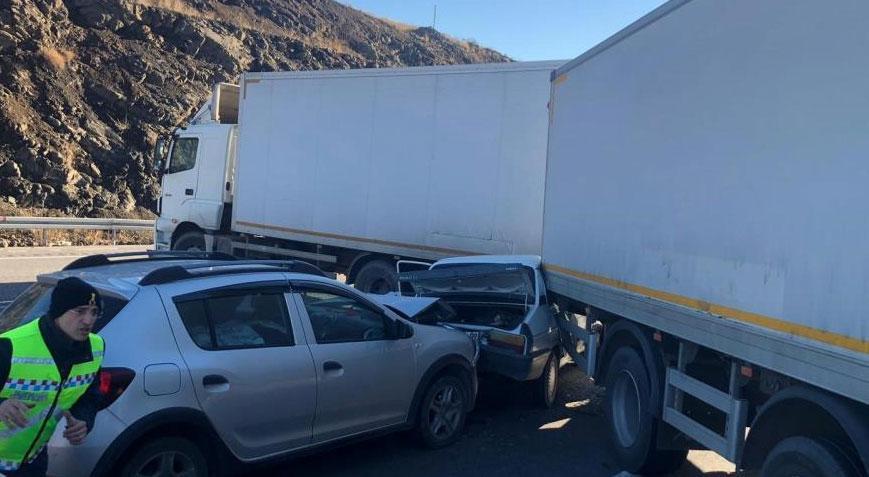 Yozgat’ta zincirleme kaza! Araçlar birbirine girdi