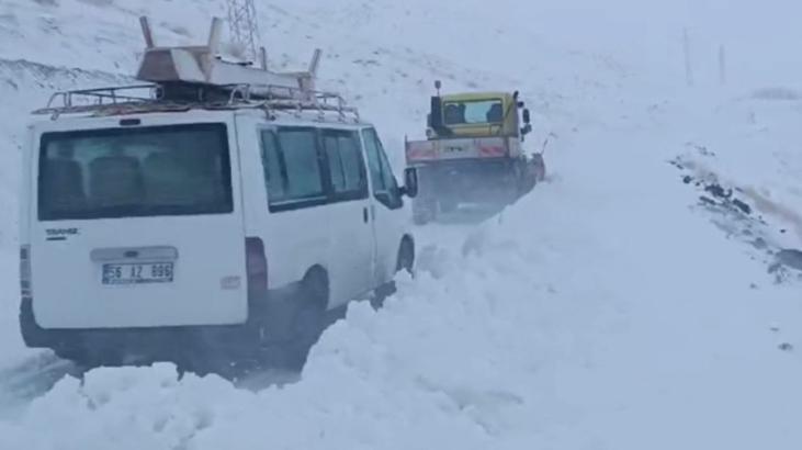 Zamanla yarış! Karda mahsur kalan minibüs ve otomobildeki 6 kişi kurtarıldı