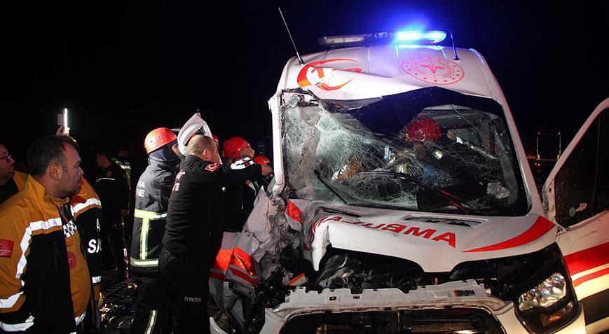 Ambulans kaza yaptı, içindeki hasta kurtarılamadı