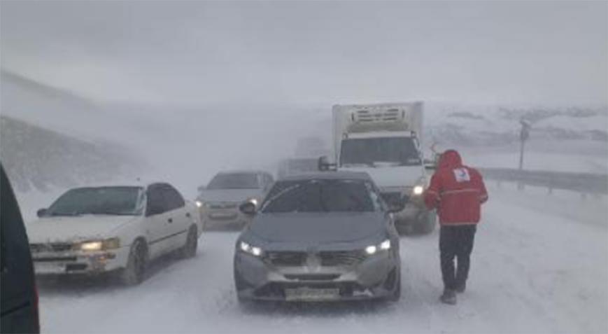 Karda mahsur kalanlara Türk Kızılay’ı yardım elini uzattı
