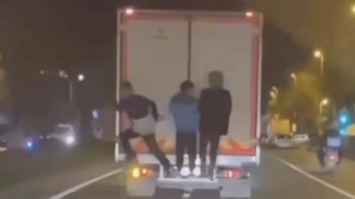 Çocukların trafikte tehlikeli oyunu! Korku dolu anlar