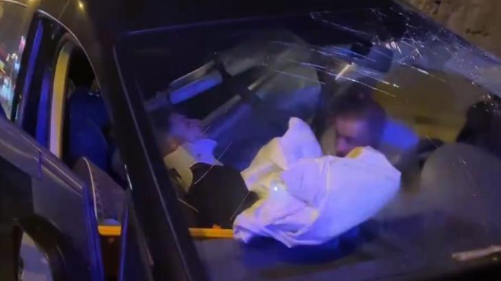 Otomobile çarpan araç bariyerlere vurdu! Sürücüyü itfaiye kurtardı