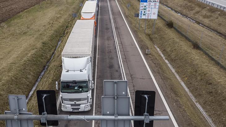 Dünya Polonyalı çiftçiler, Ukrayna sınırında tırcılara kapattıkları dört kapıdan birini açtı