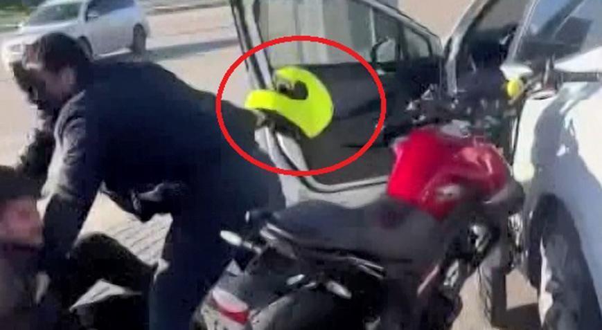 Otomobiline çarpan motosiklet sürücüsünü darbetti! Dehşet anları kaydedildi