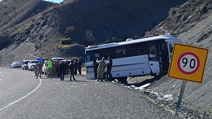 Yoldan çıkan midibüsteki 27 kişi ölümden döndü