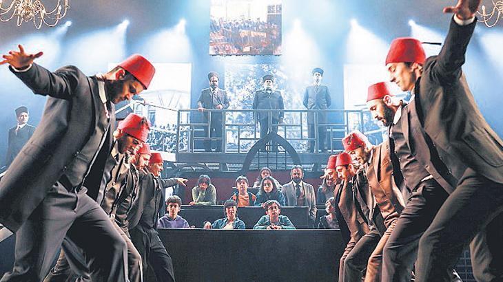 İki ay daha sahnede