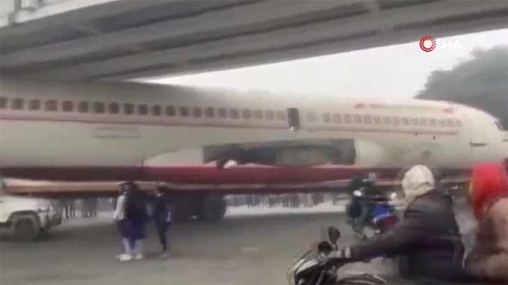 Hurdaya çıkan uçağı taşıyan kamyon köprüye sıkıştı!