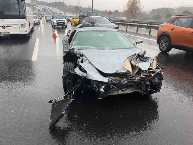 İstanbul'da 10 milyonluk aracıyla kaza yaptı! Yara almadan kurtuldu