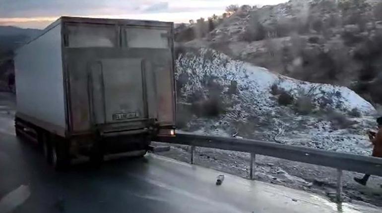 Ankara'da yollar buz tuttu, araçlar devrildi!