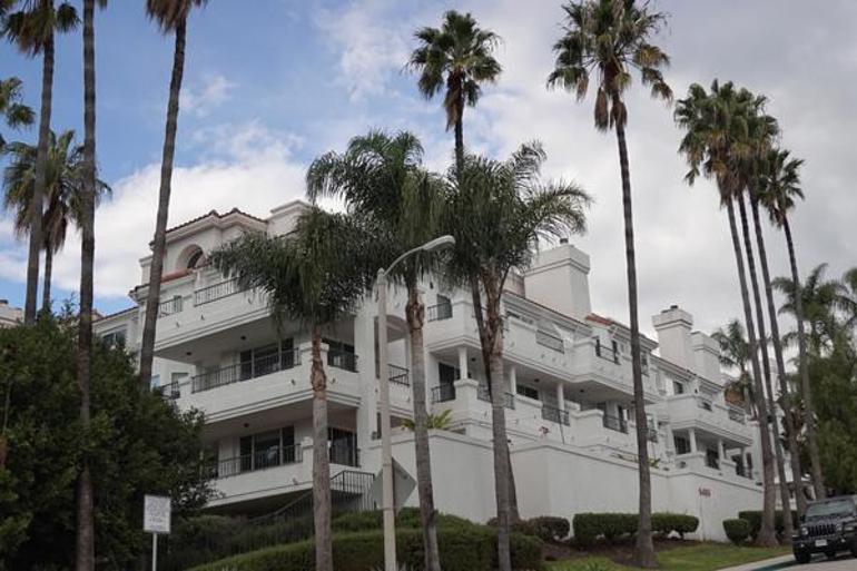 Komşusu ünlü oyuncuya saldırdı! Evine girip boğmaya çalıştı