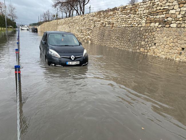 Florya Sahil yolunda rögarlar taştı! Otobüsün içi bile su ile doldu