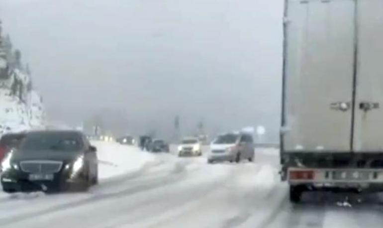 Antalya'da kar: Yollar kapalı