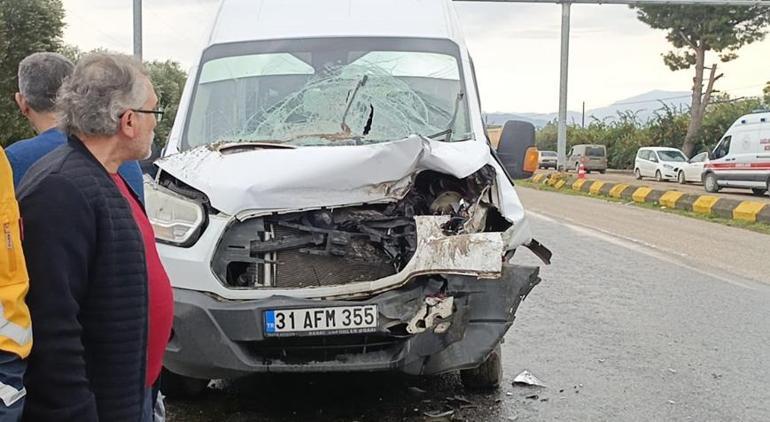 Hatay'da işçi servisi, hafriyat kamyonuna çarptı! Yaralılar var