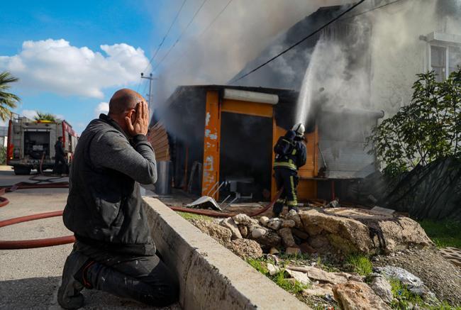 Gözlerinin önünde her şeyini kaybetti, çaresizce izledi