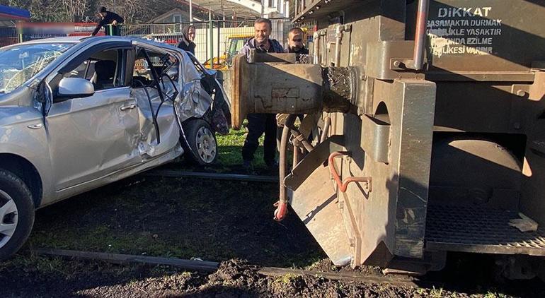 Bir aile dehşeti yaşadı! Tren, otomobili 30 metre sürükledi