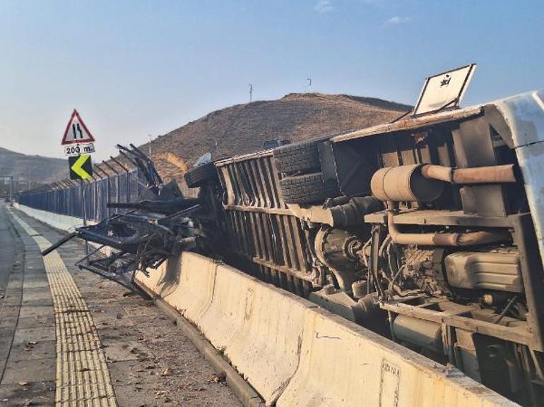 Ankara'da servis otobüsü bariyerleri aşıp araziye devrildi