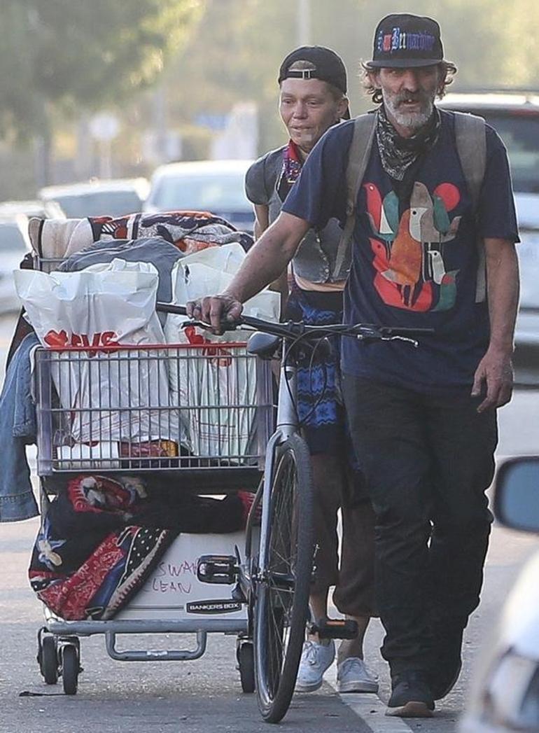 Sokaklarda yaşayıp çöpten yiyecek topluyor! Eski model naylon bir tentenin altına sığındı