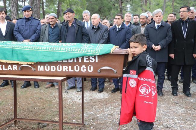 Maden işçisine acı veda! 4 yaşındaki oğlu tabutunu bırakmadı