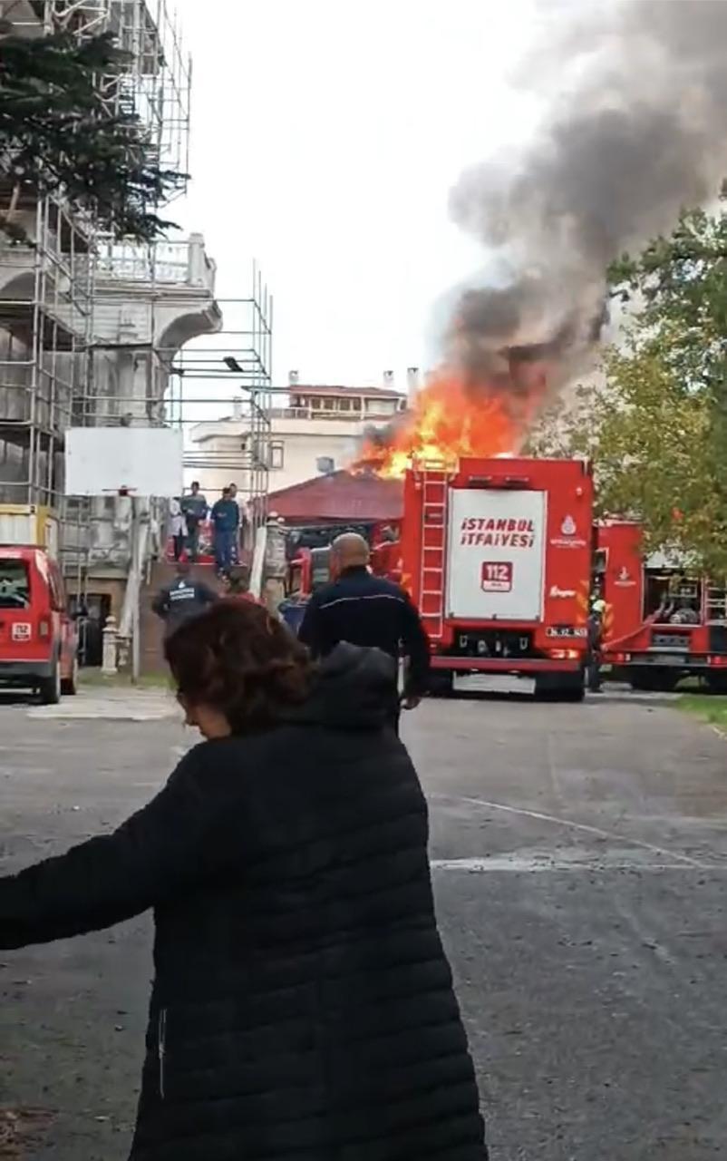 İstanbul'da tarihi köşk içerisindeki marangozhanede yangın