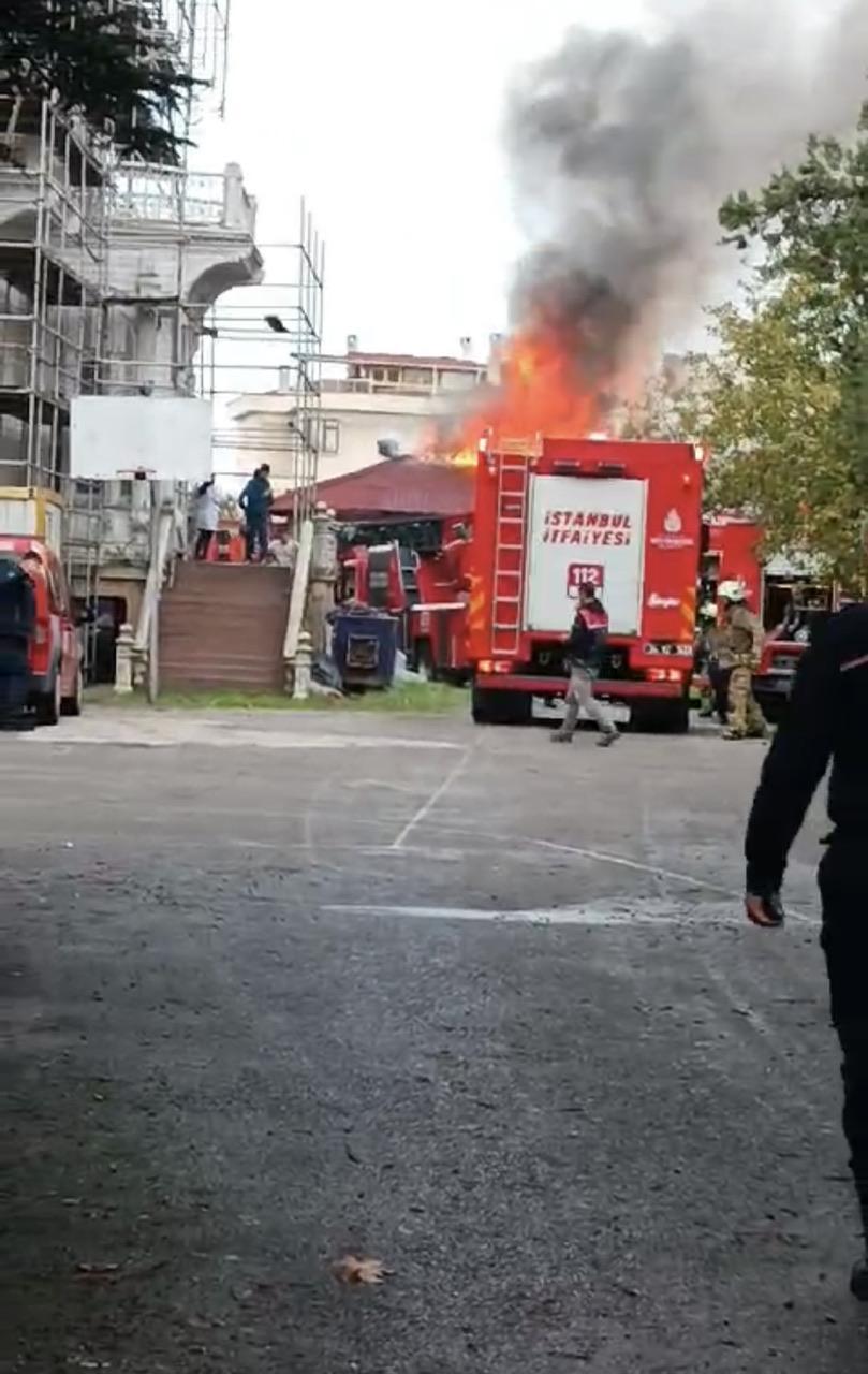 İstanbul'da tarihi köşk içerisindeki marangozhanede yangın