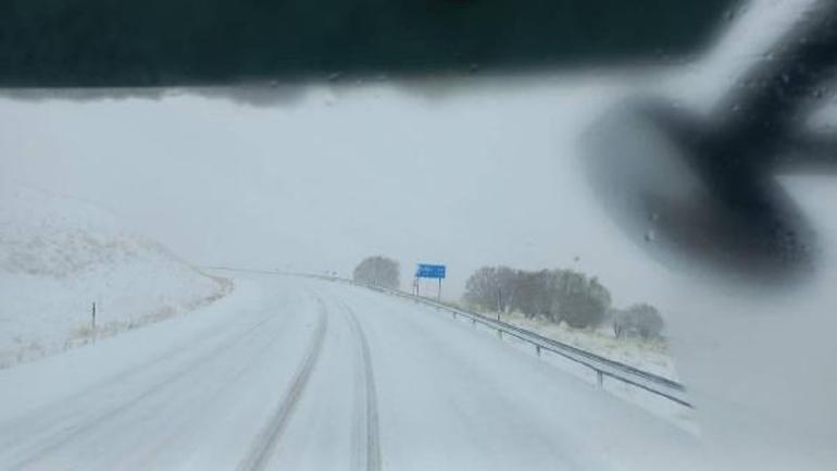 İki gündür aralıksız yağıyor! Yollar kapandı, kar kalınlığı 35 santimetreye ulaştı