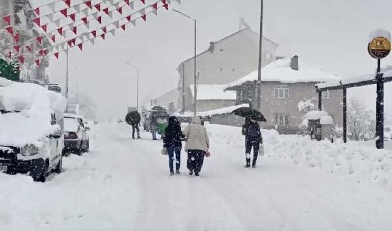 İki gündür aralıksız yağıyor! Yollar kapandı, kar kalınlığı 35 santimetreye ulaştı