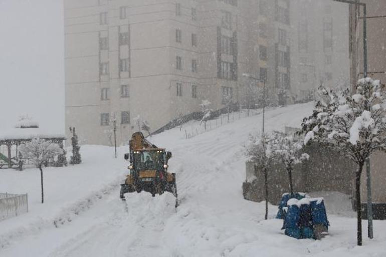 İki gündür aralıksız yağıyor! Yollar kapandı, kar kalınlığı 35 santimetreye ulaştı