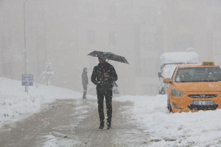 İki gündür aralıksız yağıyor! Yollar kapandı, kar kalınlığı 35 santimetreye ulaştı