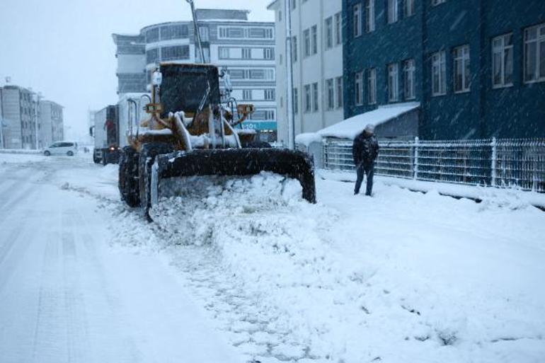 İki gündür aralıksız yağıyor! Yollar kapandı, kar kalınlığı 35 santimetreye ulaştı