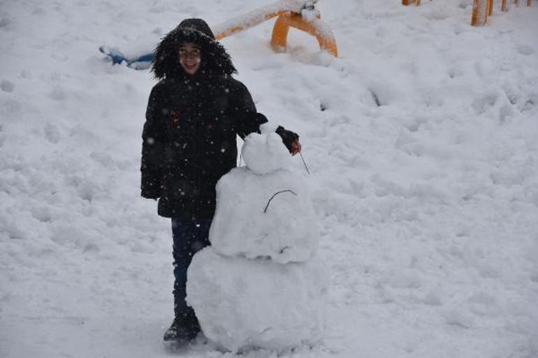 İki gündür aralıksız yağıyor! Yollar kapandı, kar kalınlığı 35 santimetreye ulaştı