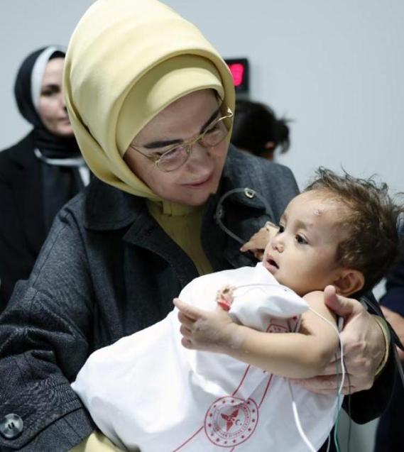 Filistinli çocukları ziyaret eden Emine Erdoğan'dan yeni paylaşım