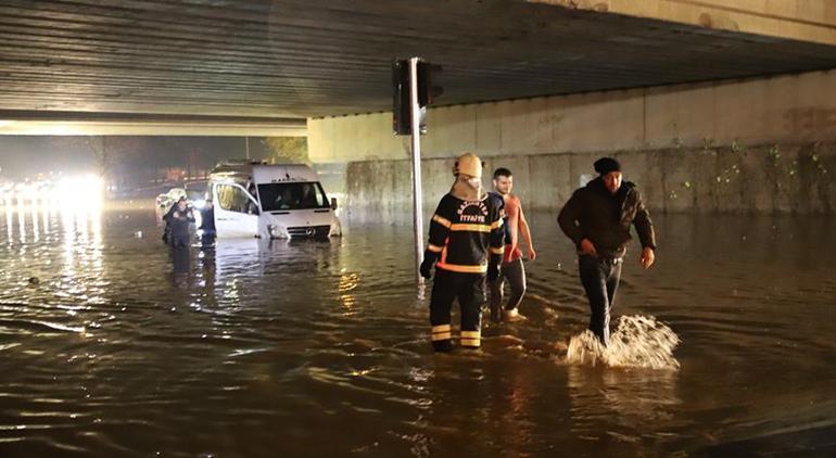 Gaziantep'i sağanak vurdu! Araçlar mahsur kaldı