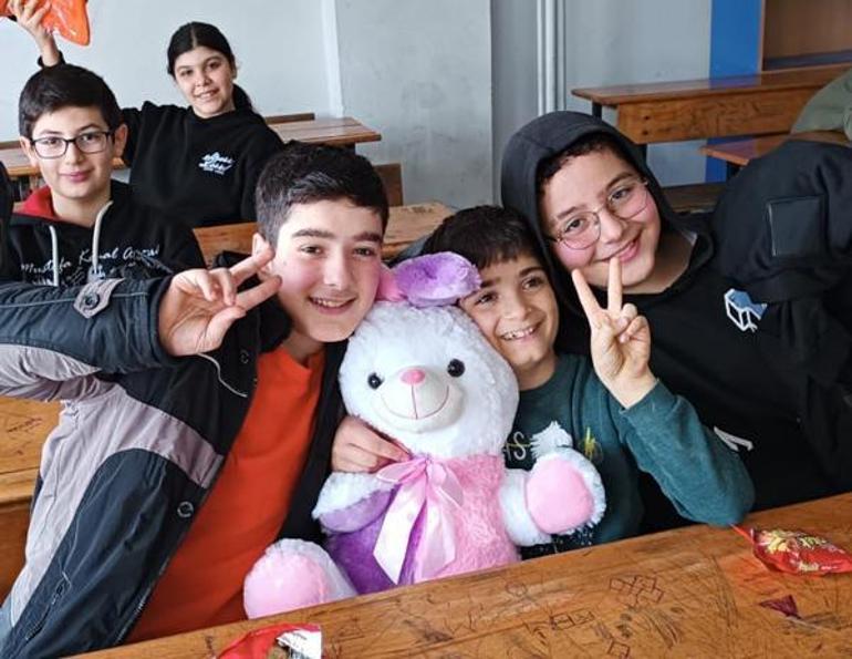 Şebnem Dönmez depremzede çocuklara hediye!