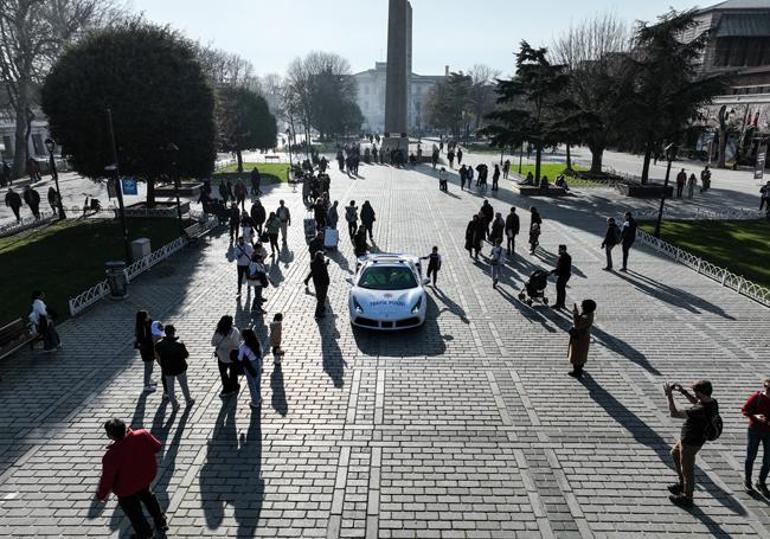 İstanbul'da görenleri şaşkına çeviren polis devriyesi!