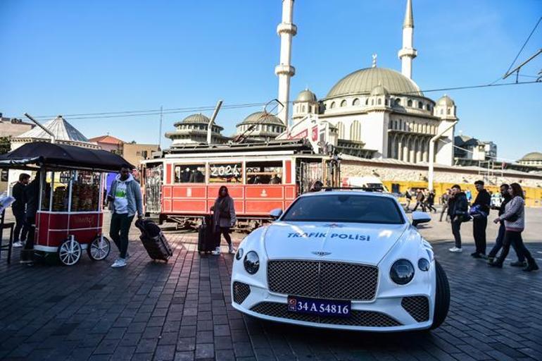 İstanbul'da görenleri şaşkına çeviren polis devriyesi!