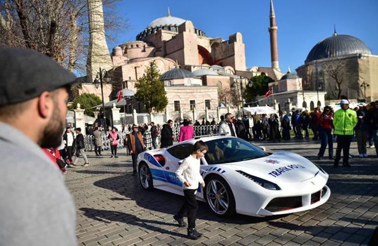 İstanbul'da görenleri şaşkına çeviren polis devriyesi!