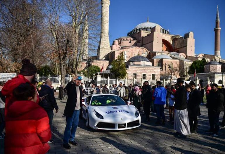 İstanbul'da görenleri şaşkına çeviren polis devriyesi!