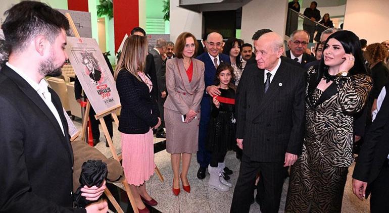 MHP Lideri Bahçeli kara kalem resim sergisine katıldı