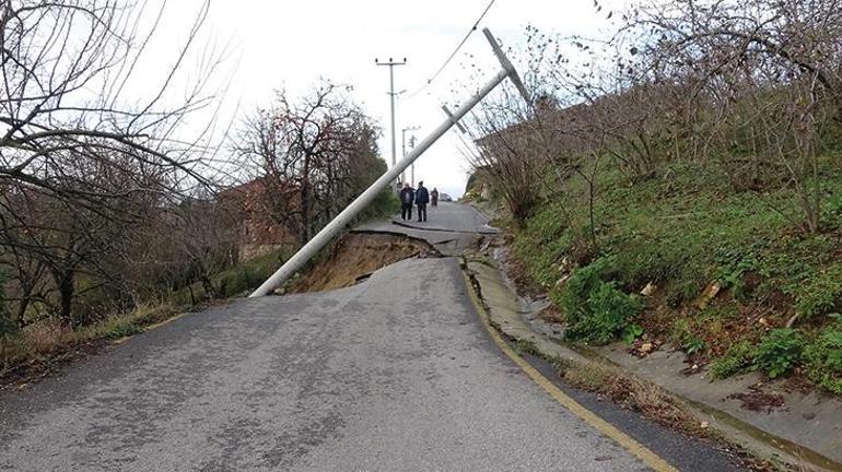 Akçakoca'da heyelan! İki köy yolu kapandı