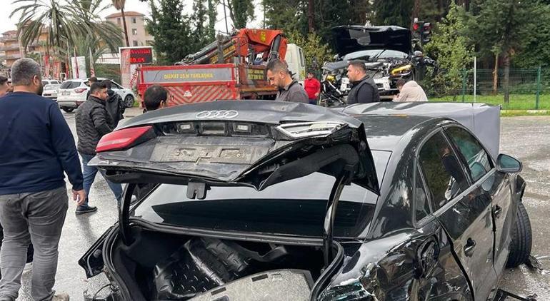 Yağışlı hava kazaya sebep oldu! TIR kırmızı ışıkta bekleyen araçların arasına daldı