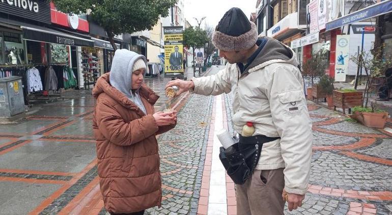 Diplomalı bozacı! İşini bıraktı sokak sokak gezip boza satıyor