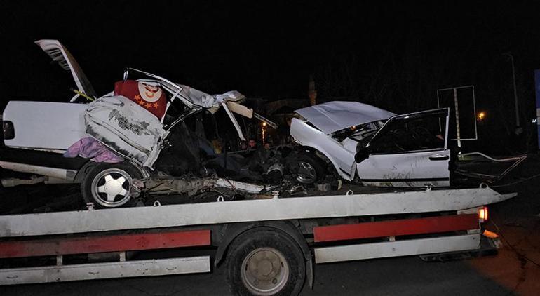 Korkunç kaza! Araç ikiye bölündü! Sürücü camdan fırladı