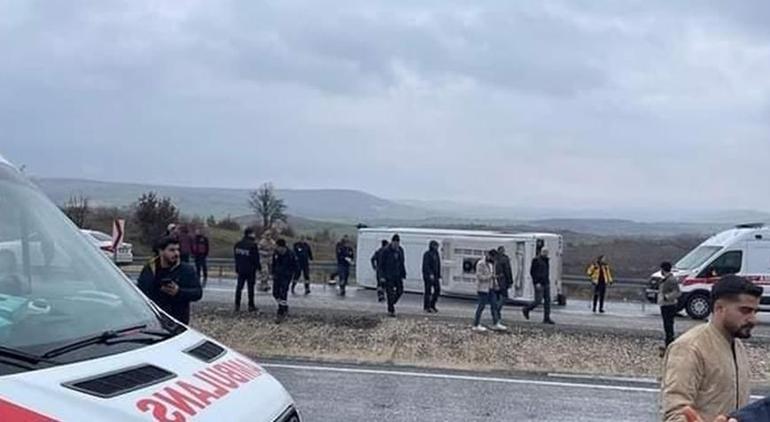 Diyarbakır'da feci kaza! Futbolcuları taşıyan midibüs devrildi: 10 yaralı