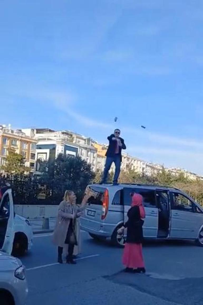 Yolu kapatttılar, etrafa para saçtılar! İstanbul'da akılalmaz görüntü